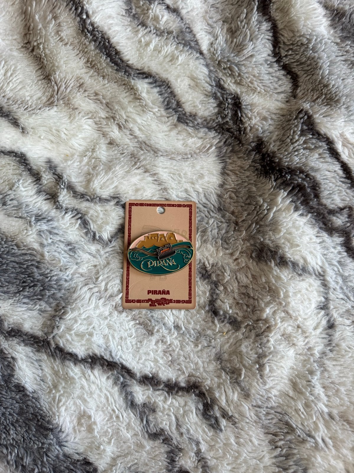 Efteling Piraña Pin - Nieuw in verpakking, Verzamelen, Efteling, Ophalen of Verzenden, Nieuw, Button of Speldje