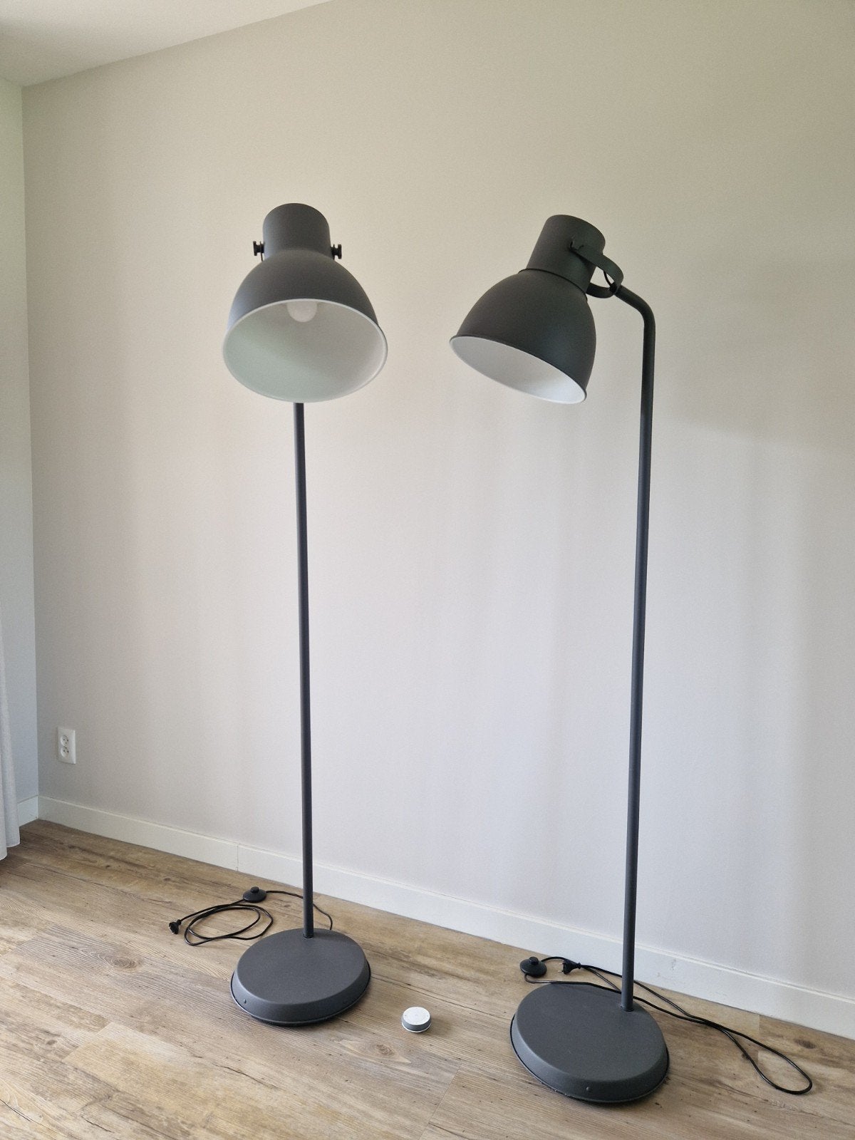 2 Vloerlampen IKEA-HEKTAR – donkergrijs incl. afstandsbed., Ophalen, Zo goed als nieuw, Metaal, 150 tot 200 cm