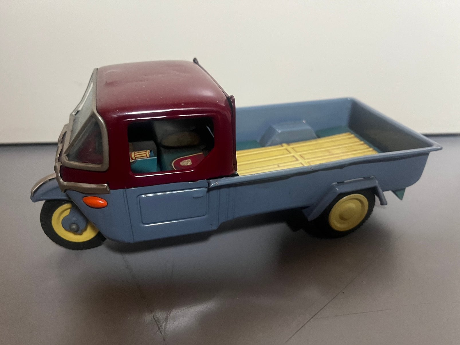 Blikken bandai mazda driewieler antiek zoldervondst, Ophalen of Verzenden