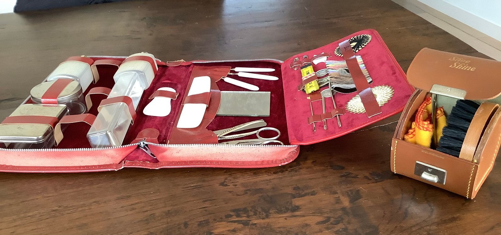 Retro jaren 50 reisset: toilettas/etui en schoenpoetssetje, Antiek en Kunst, Ophalen of Verzenden