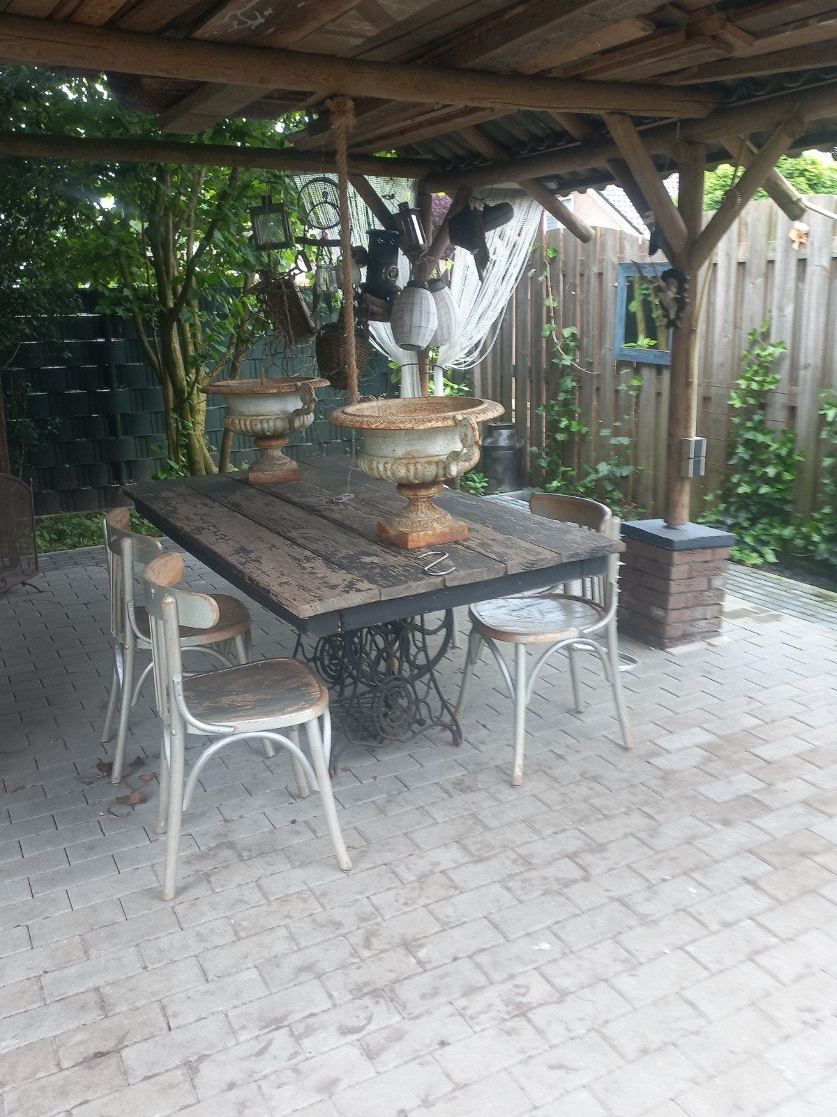 Vintage tuintafel met gietijzeren onderstel en houten blad, Antiek en Kunst, Ophalen