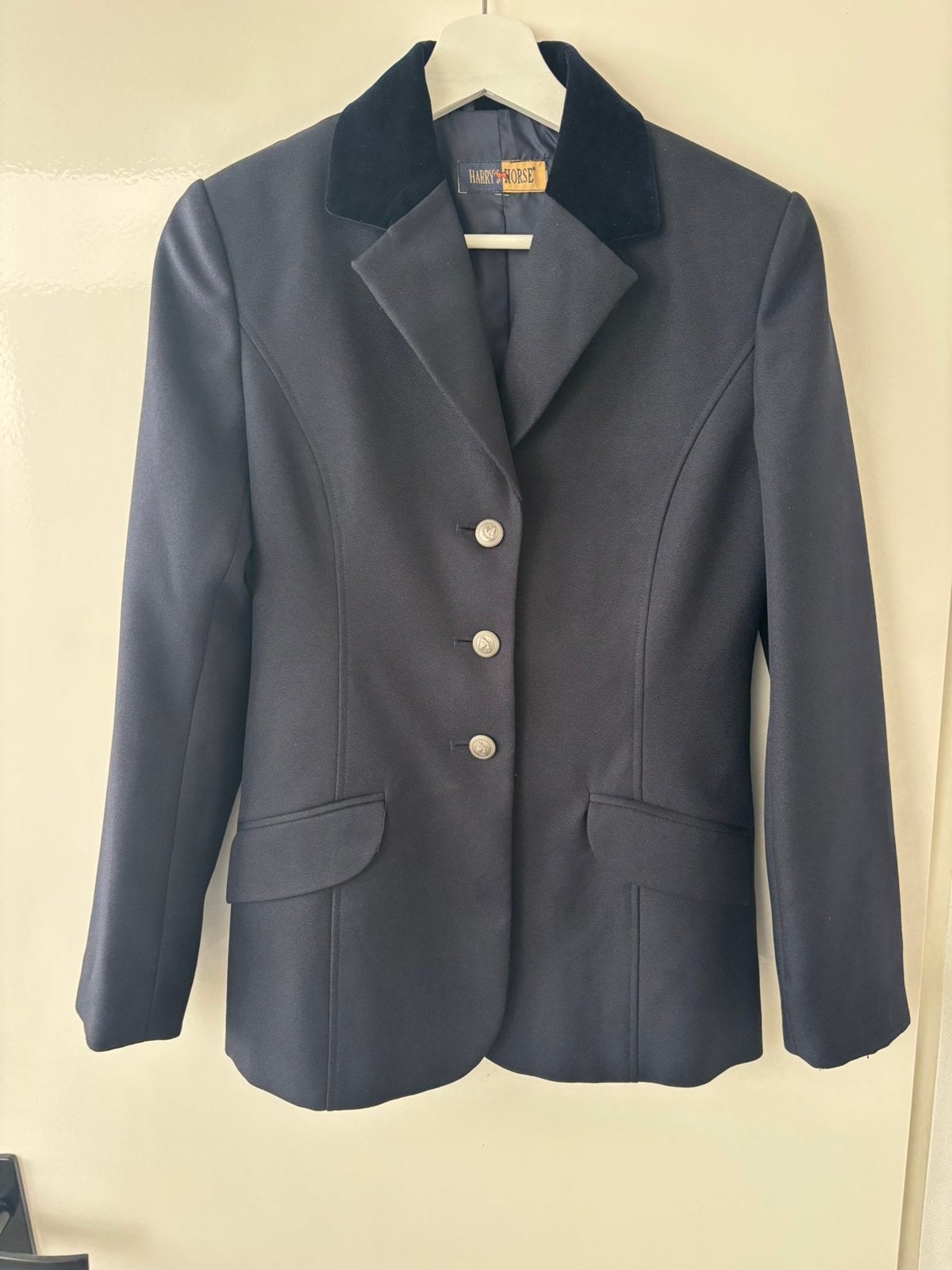 Donkerblauw Harry’s Horse wedstrijdjasje, maat M, Dieren en Toebehoren, Paardrijkleding, Ophalen of Verzenden, Zo goed als nieuw