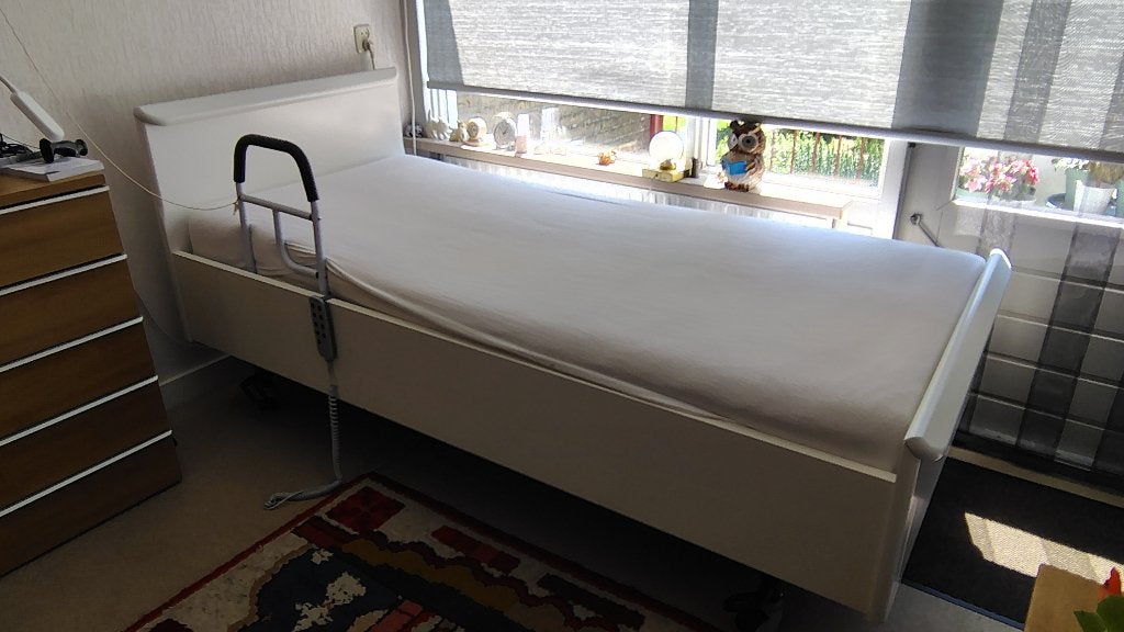 Elektrisch Hoog/laag bed, Huis en Inrichting, Slaapkamer | Bedden, Zo goed als nieuw, Eenpersoons, 90 cm, 200 cm, Hout, Wit, Verstelbaar