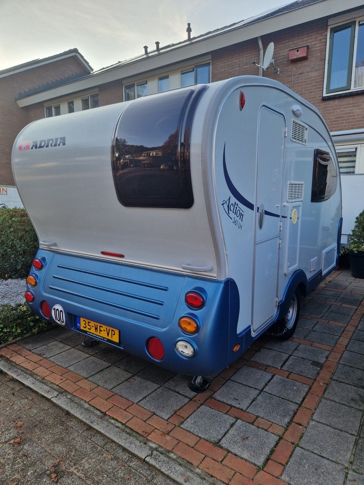 Adria Action 361 LH met complete uitrusting, Caravans en Kamperen, Caravans, Kachel, Standaardzit, 750 - 1000 kg, Particulier