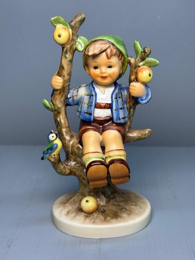 Goebel Beeldje – Jongen in Boom – ca. 15 cm, Ophalen, Gebruikt