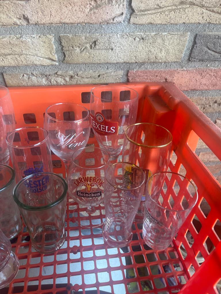 Diverse bier- en wijnglazen in krat, Ophalen