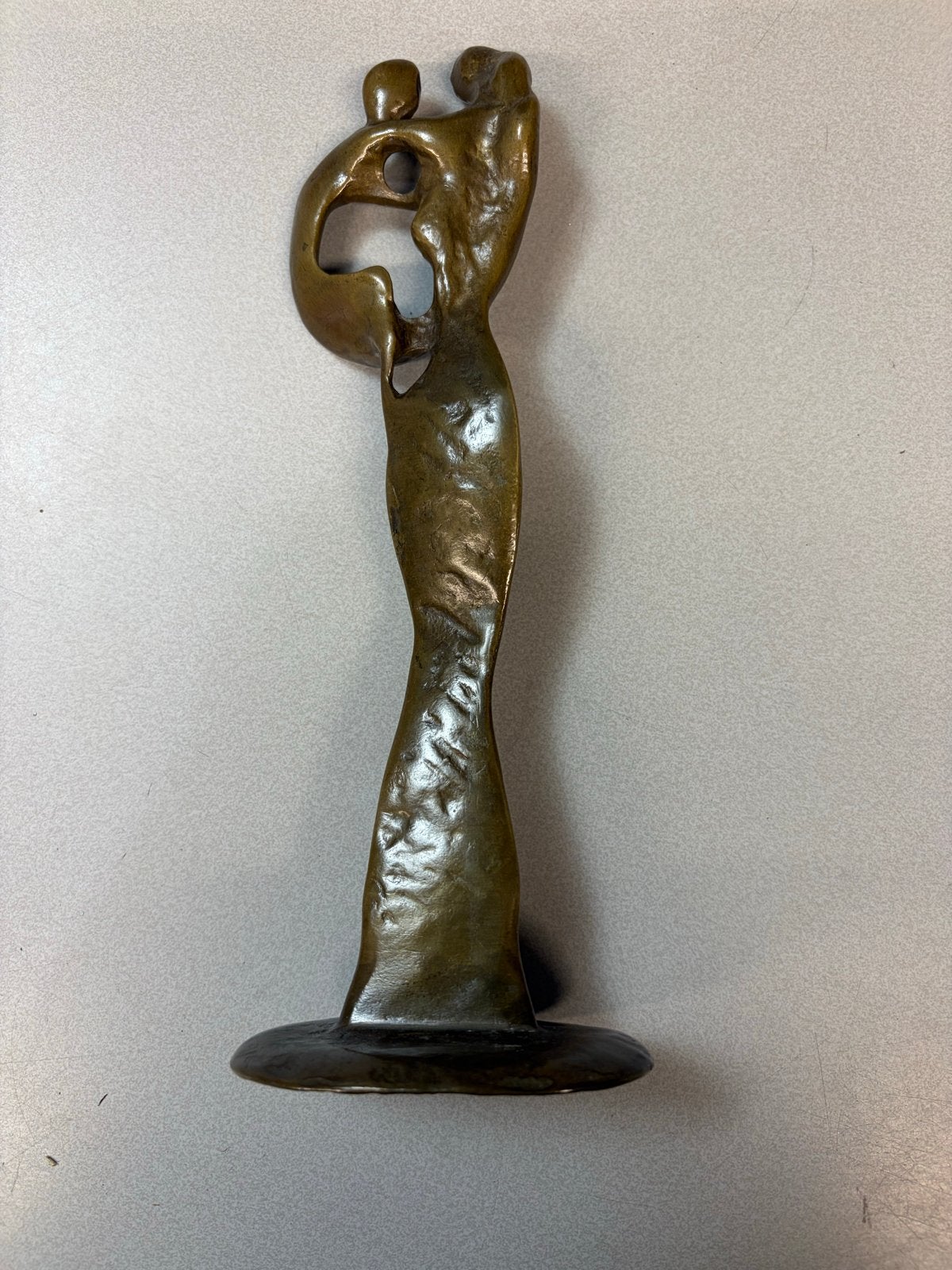 Bronskleurig beeldje van moeder met kind, 23,5 cm hoog, Groep mensen, Ophalen of Verzenden, Brons, 20 - 50 cm
