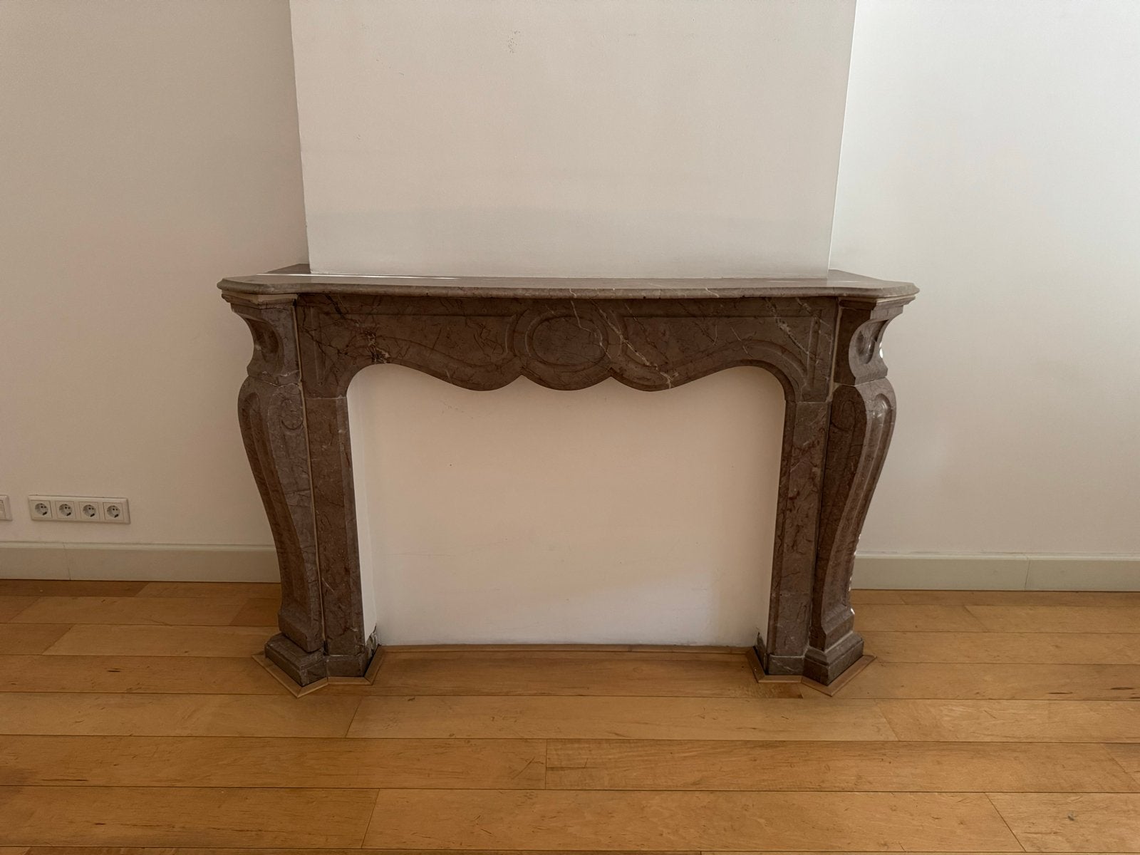 Antieke marmeren schouw - Klassiek design, Gebruikt, Ophalen of Verzenden, Klassiek, Bruin