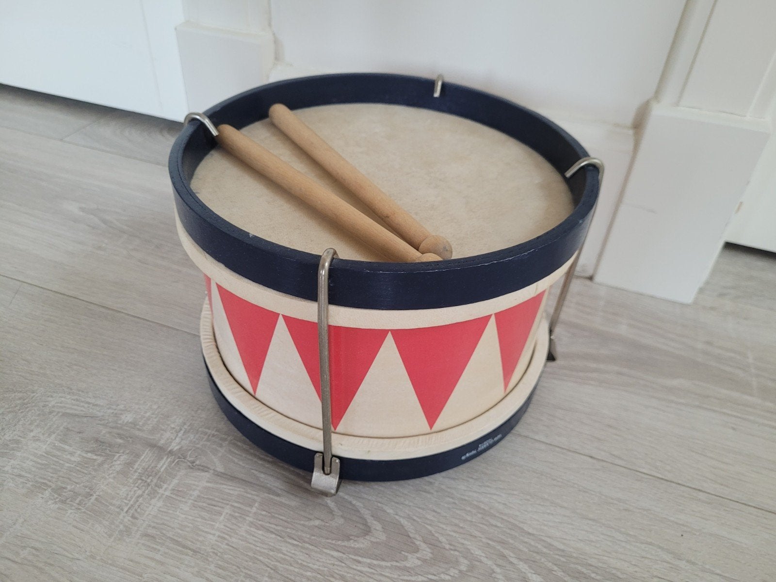 Mooie speelgoedtrommel met stokjes, Ophalen, Zo goed als nieuw, Overige merken