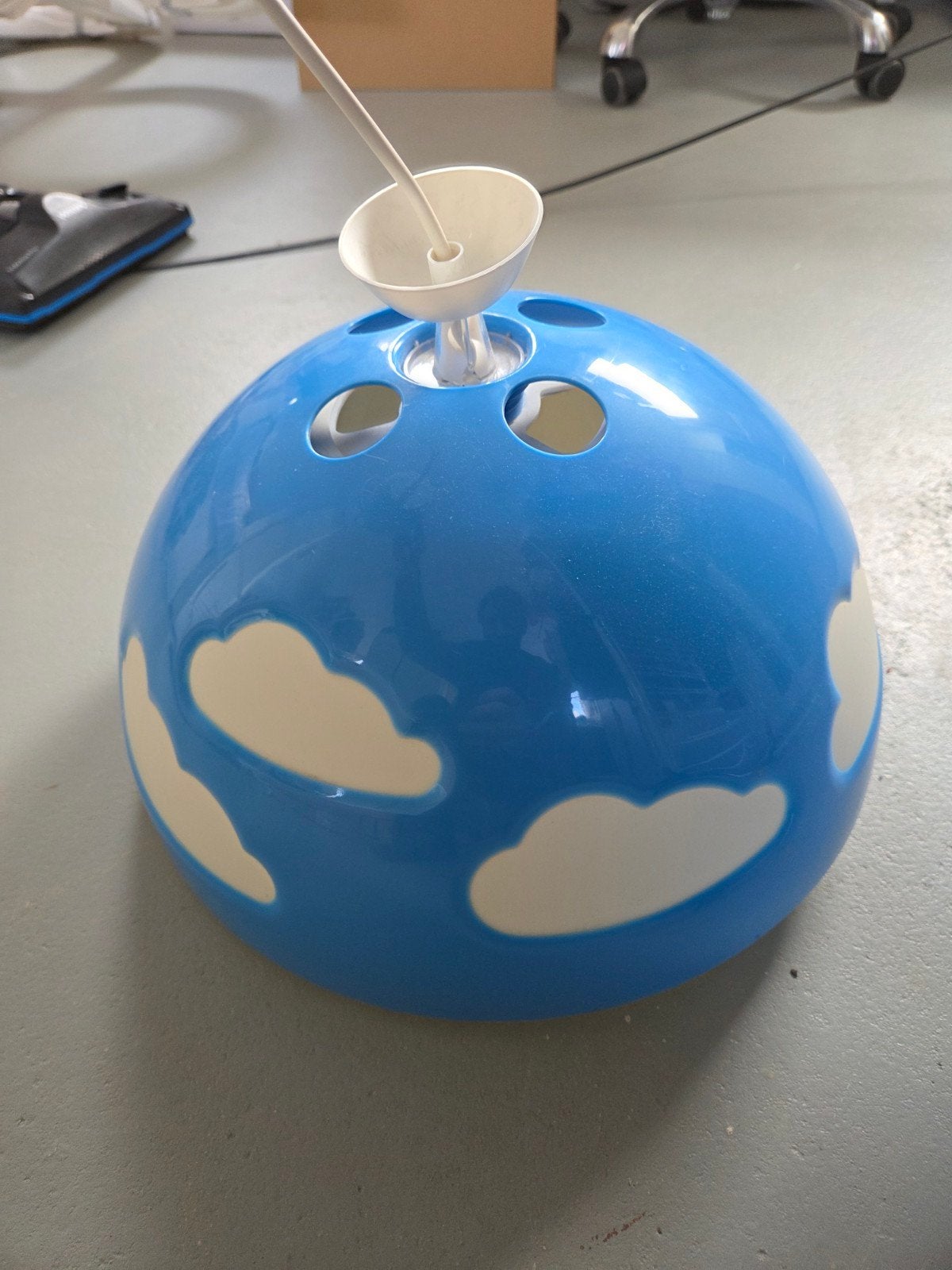 Blauwe kinderlamp met wolken - IKEA Skojig-  35cm diameter, Huis en Inrichting, Blauw, Gebruikt, Kunststof, E27 (groot)