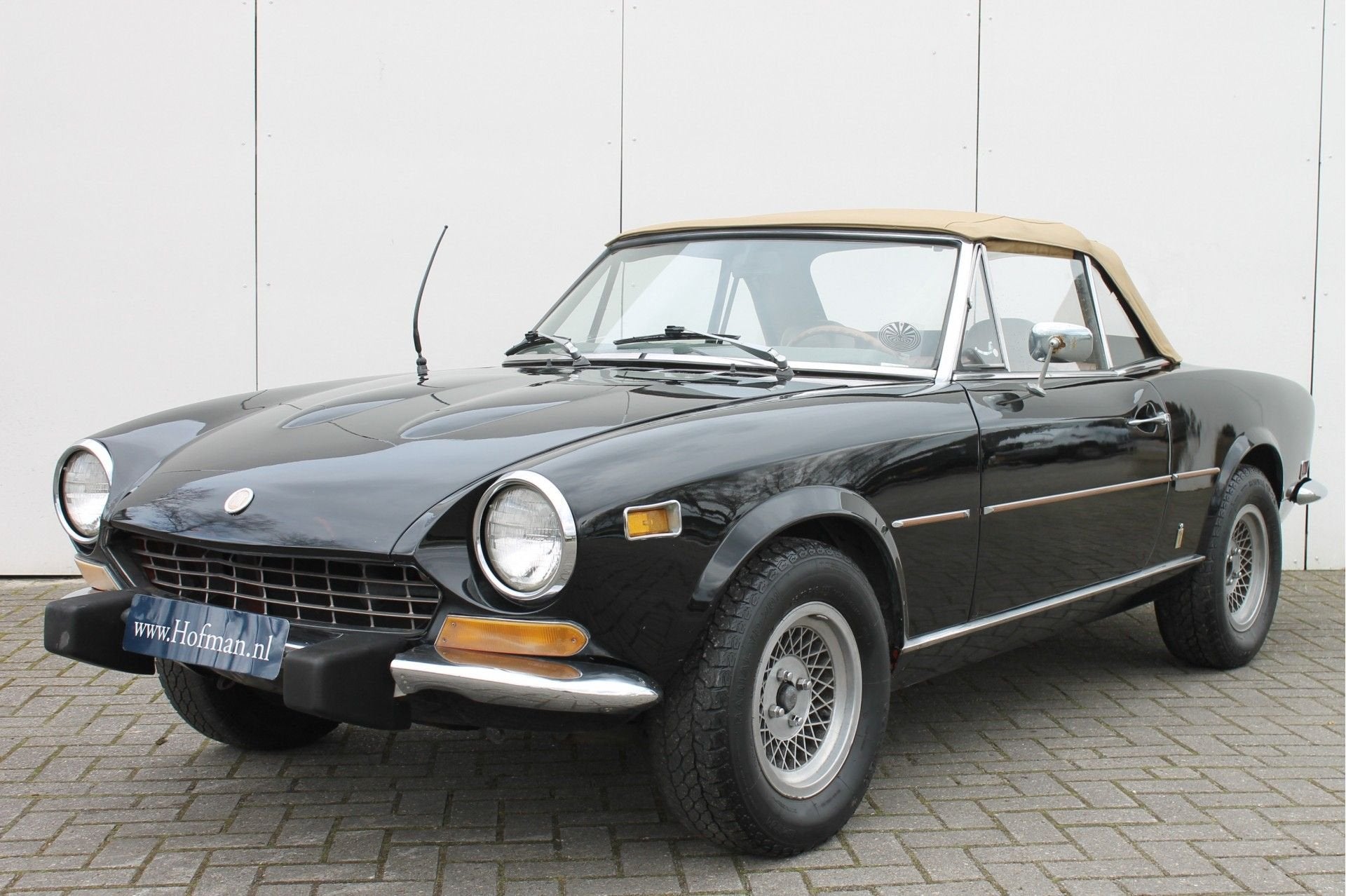 Fiat 124 Spider (bj 1974), 118 pk, 4 cilinders, Cabriolet, Zwart