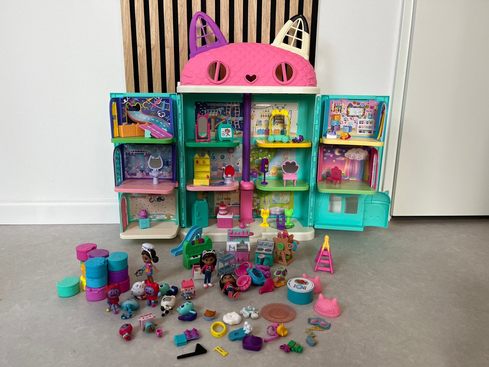 Gabby’s poppenhuis met inrichting en veel accessoires!, Verzamelen, Ophalen of Verzenden, Gebruikt, Poppenhuis