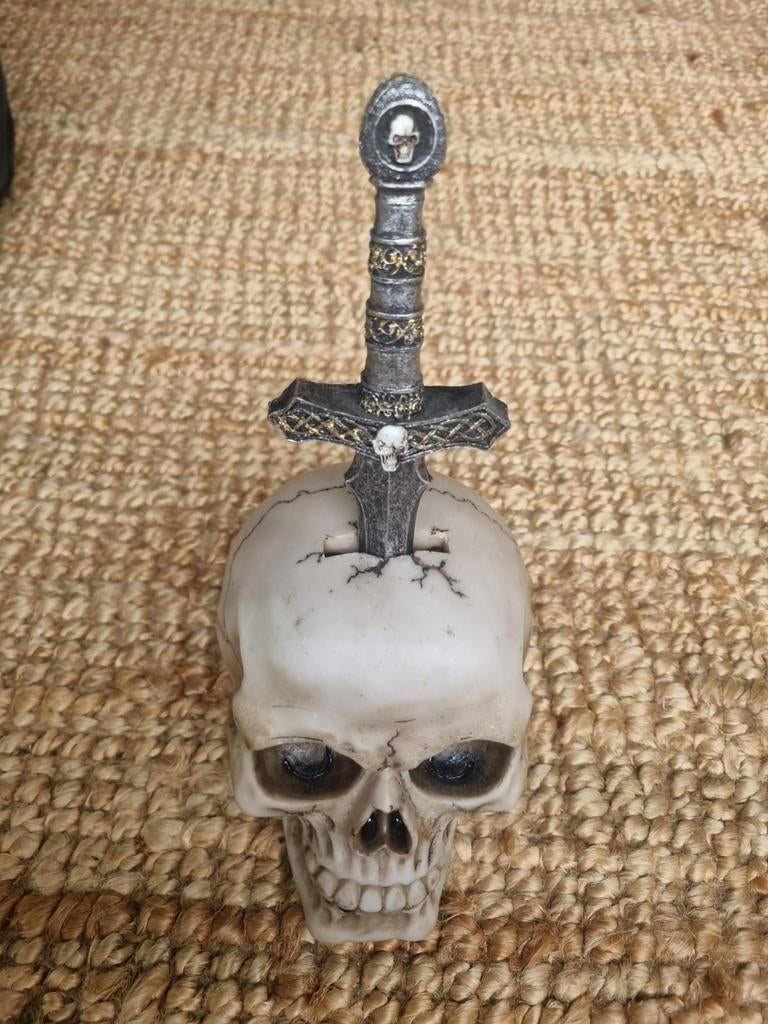 Spaarpot schedel met zwaard - Uniek en decoratief, Verzamelen, Spaarpotten, Ophalen, Gebruikt, Overige materialen, Overige thema's