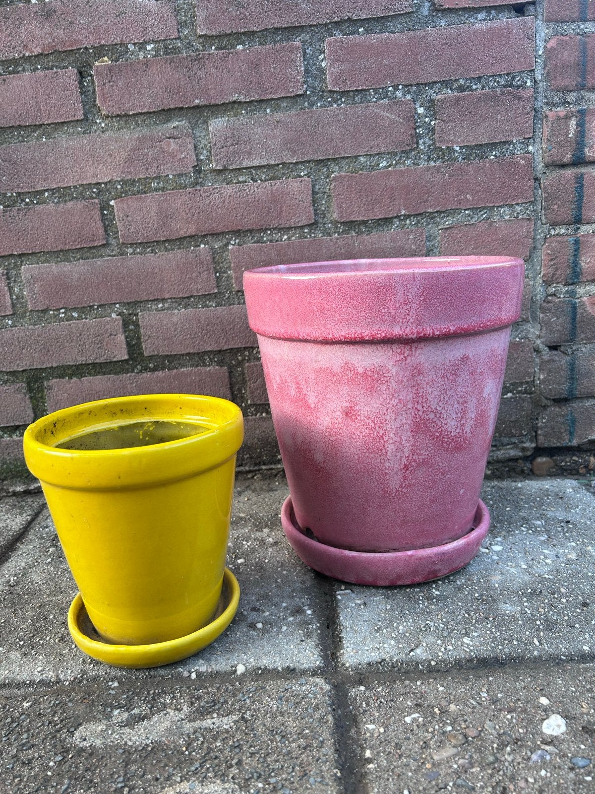 Gele en roze bloempot met schotel, 25 tot 40 cm, Gebruikt, Rond, Binnen