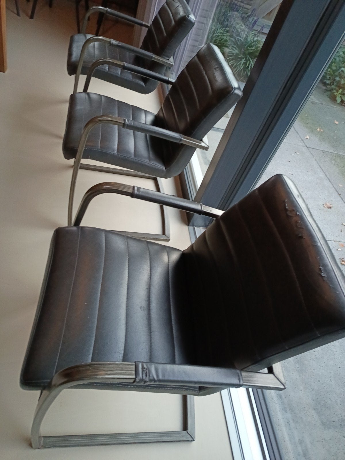 6 stoelen met beschadigd skai leer - gratis af te halen, Huis en Inrichting, Ophalen, Gebruikt, Zwart, Leer