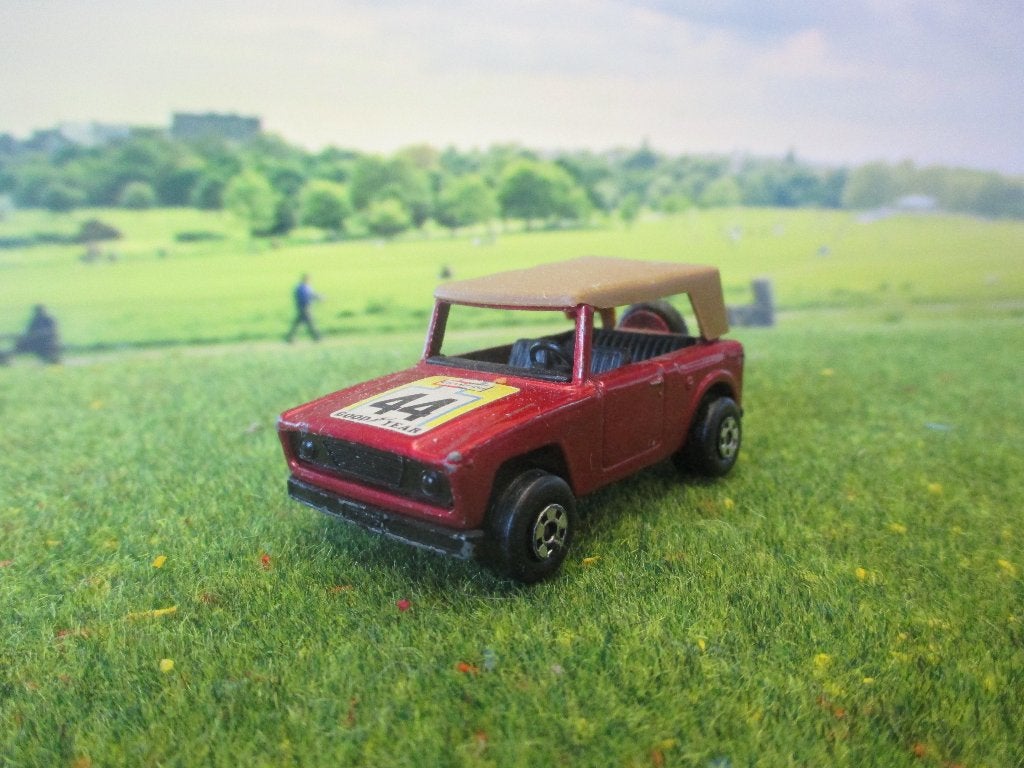 1/64 International Scout Field Car Matchbox metallic-rood, Ophalen of Verzenden, Gebruikt, Auto