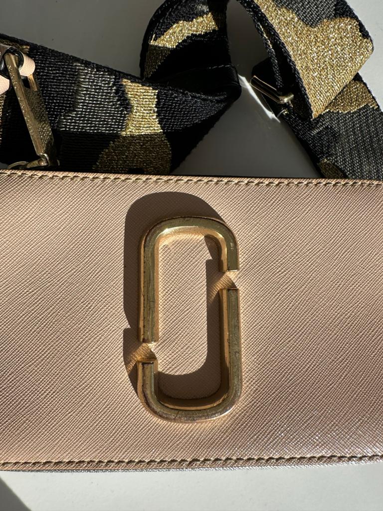 Marc Jacobs Snapshot Crossbody Tasje Beige/Goud, Ophalen of Verzenden, Zo goed als nieuw, Beige, Schoudertasje