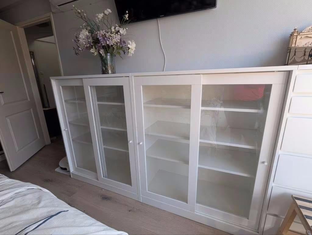 IKEA Syvde Vitrinekast (2 stuks beschikbaar), Ophalen, Met deur(en), 100 tot 150 cm, Glas