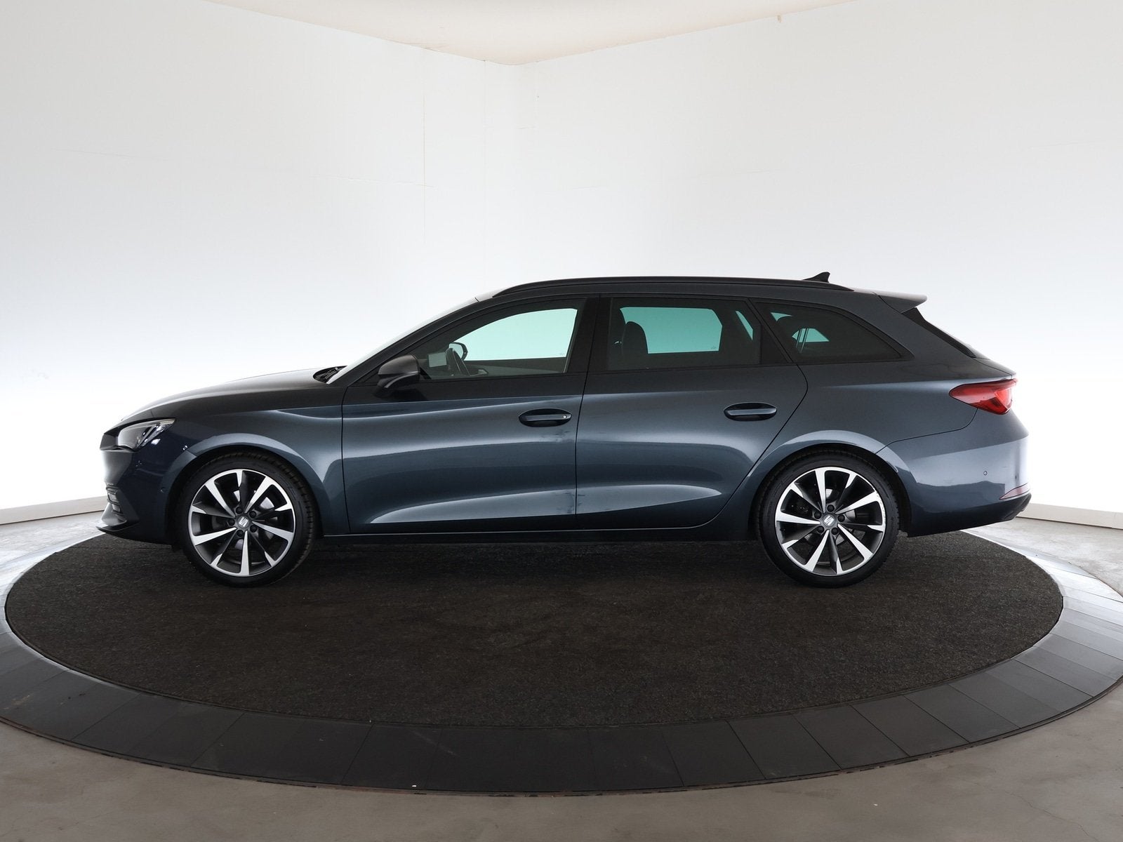 SEAT Leon Sportstourer 1.5 eTSI FR Business Intense | Trekha, 4 cilinders, 150 pk, Leon, Origineel Nederlands
