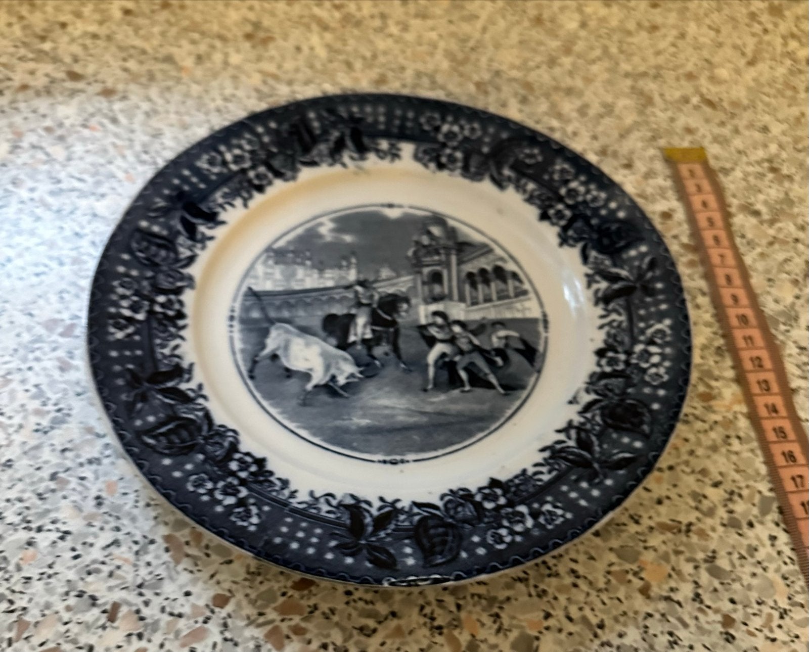 Antiek bord met stierengevecht tafereel, blauw-wit, Antiek en Kunst, Ophalen of Verzenden