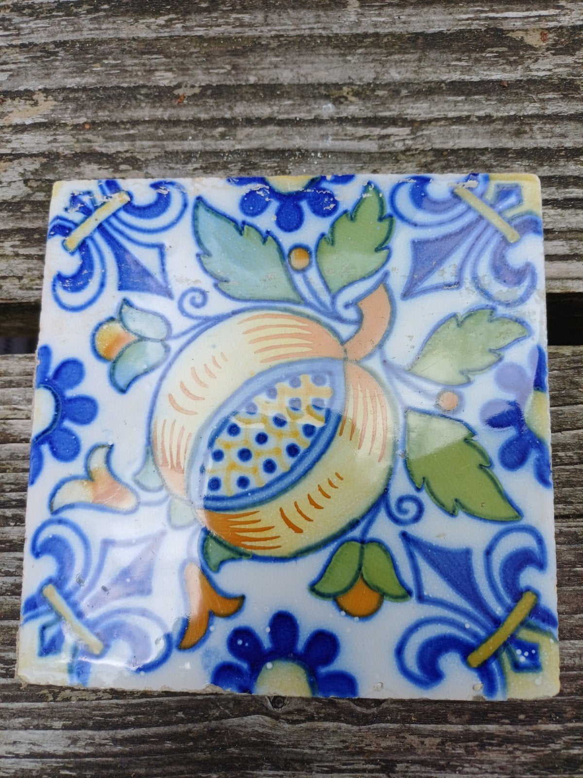 Antieke tegel met granaatappelmotief, Ophalen of Verzenden