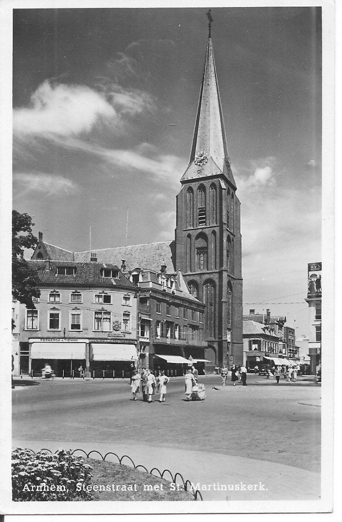 Ansichtkaart Arnhem Steenstraat met St. Martinuskerk 1955, Ophalen of Verzenden, 1940 tot 1960, Gelopen, Gelderland