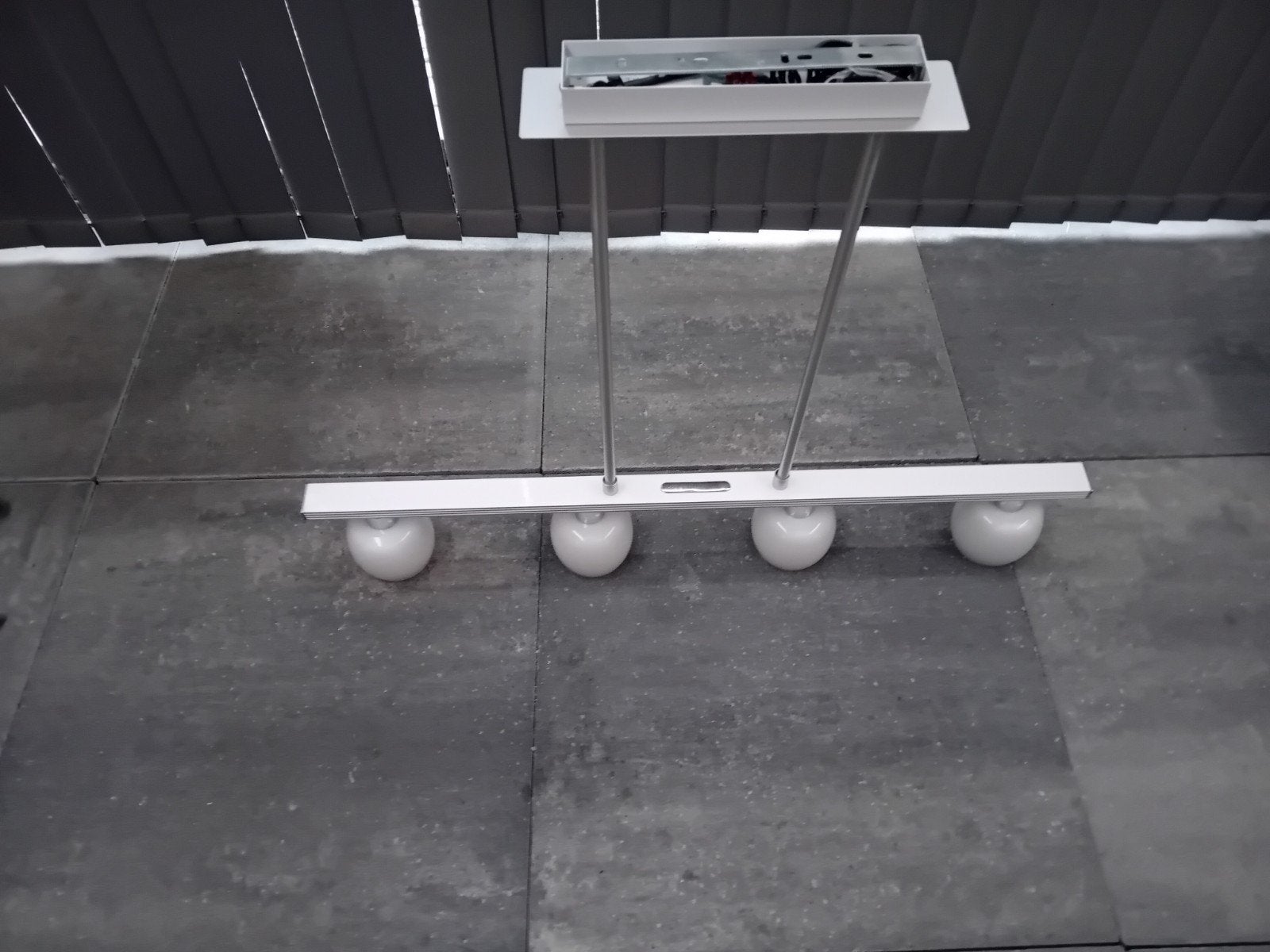 Moderne Hanglamp met 4 Witte Glazen Bollen, Huis en Inrichting, Lampen | Hanglampen, Ophalen, E14 (klein), Zo goed als nieuw, Glas
