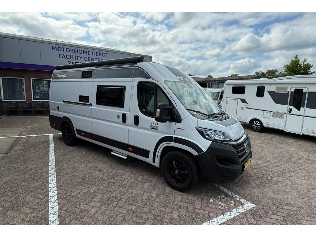 Chausson V697 9T Auto lengtebedden 23.500km zeer compleet!, Automaat, Buscamper of Camperbus, Koelkast, Fiat