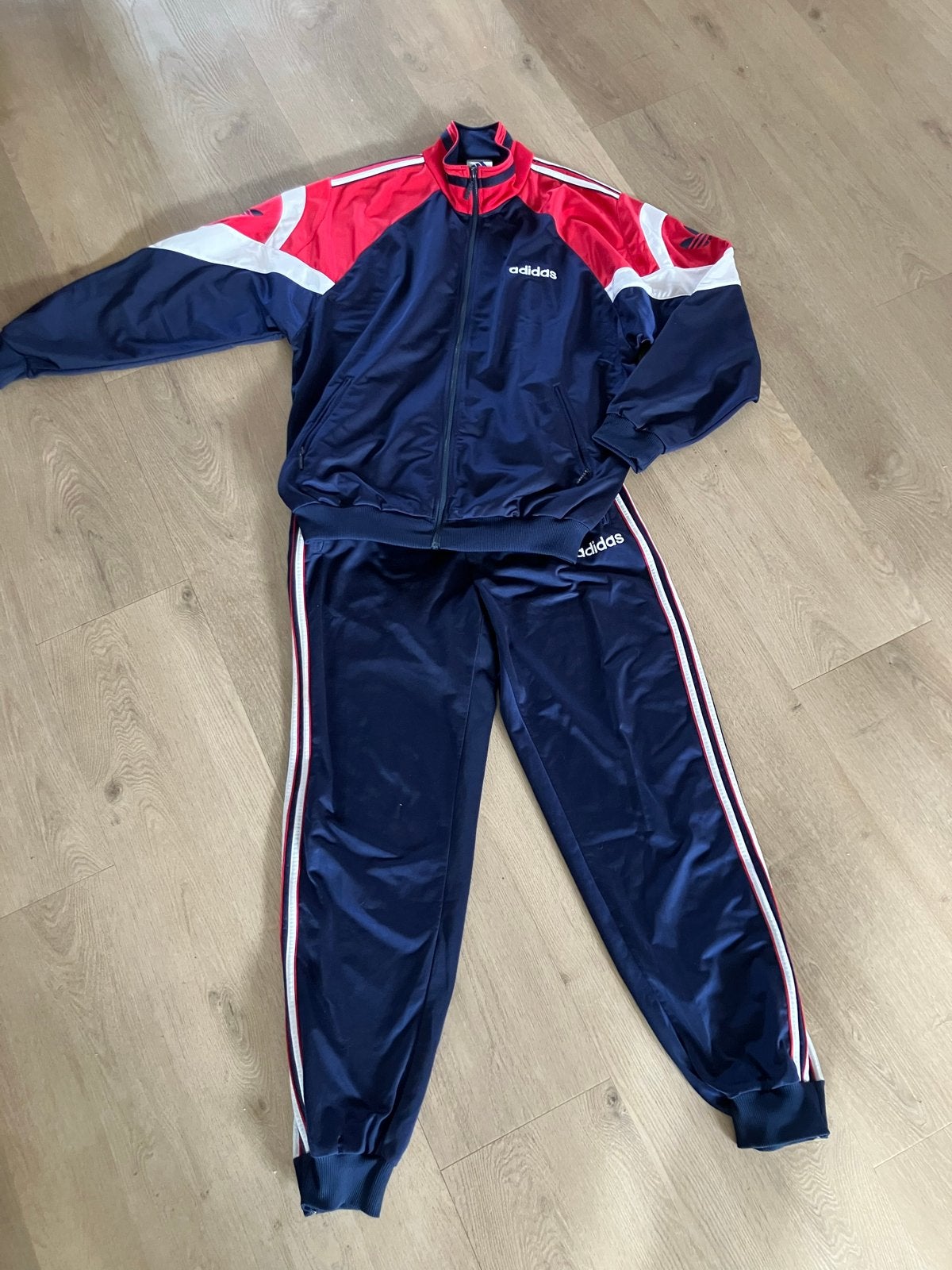 Adidas vintage trainingspak - Blauw, rood en wit - Maat L, Maat 52/54 (L), Meerkleurig, Ophalen of Verzenden, Zo goed als nieuw