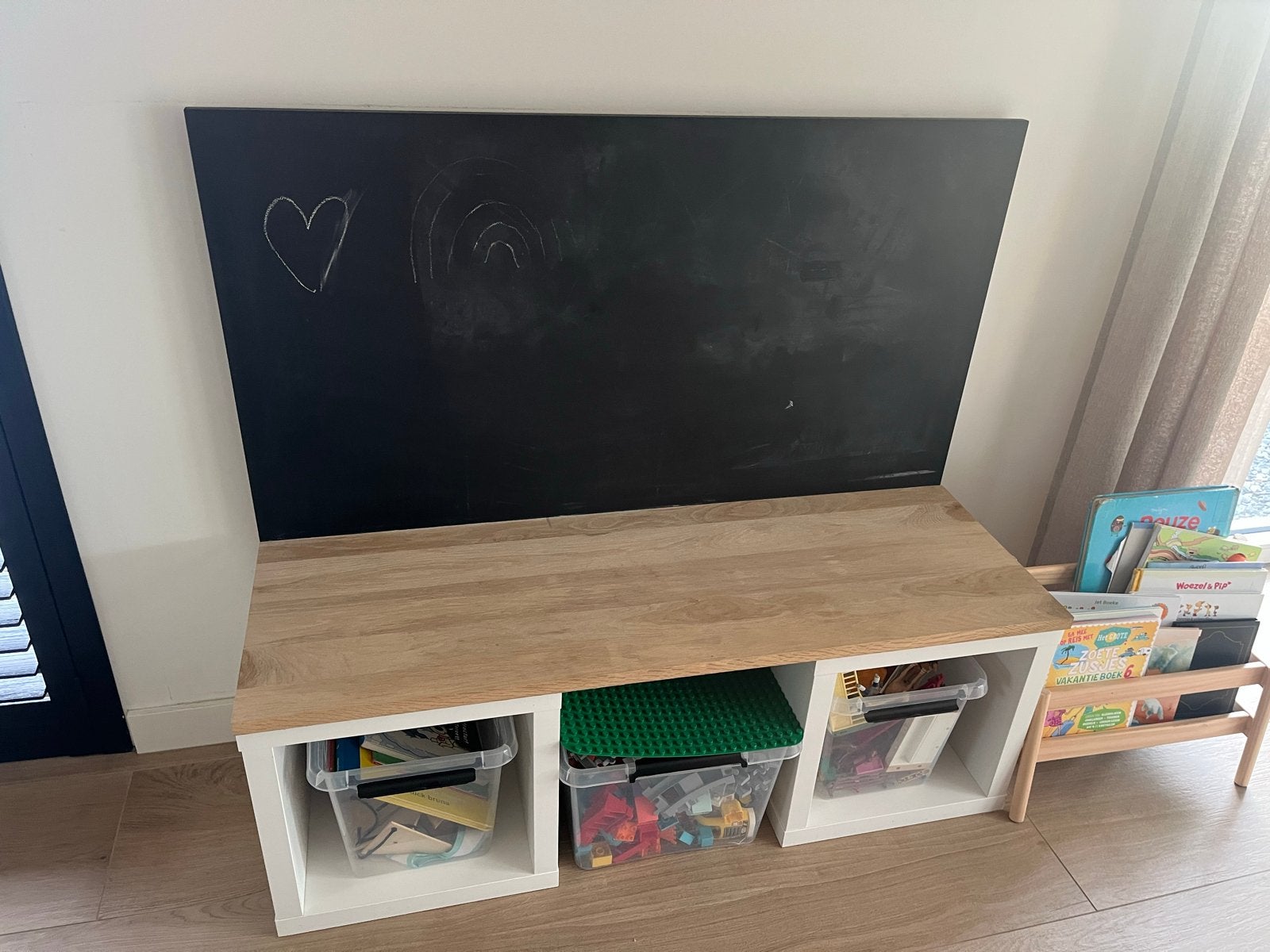 Speeltafel met krijtbord en opbergvakken (IKEA manden), Kinderen en Baby's, Ophalen, Gebruikt