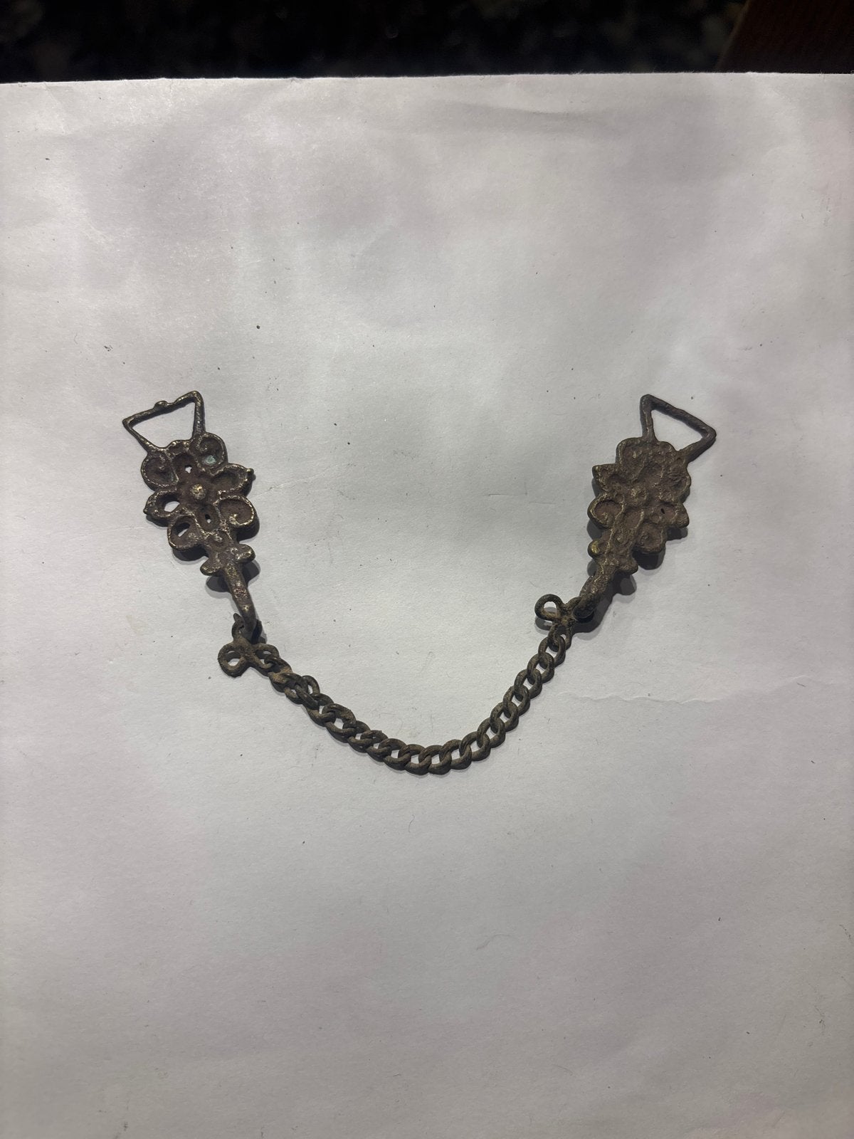 17e Eeuwse Kleding Haakjes met Ketting - Bodemvondst, Ophalen of Verzenden