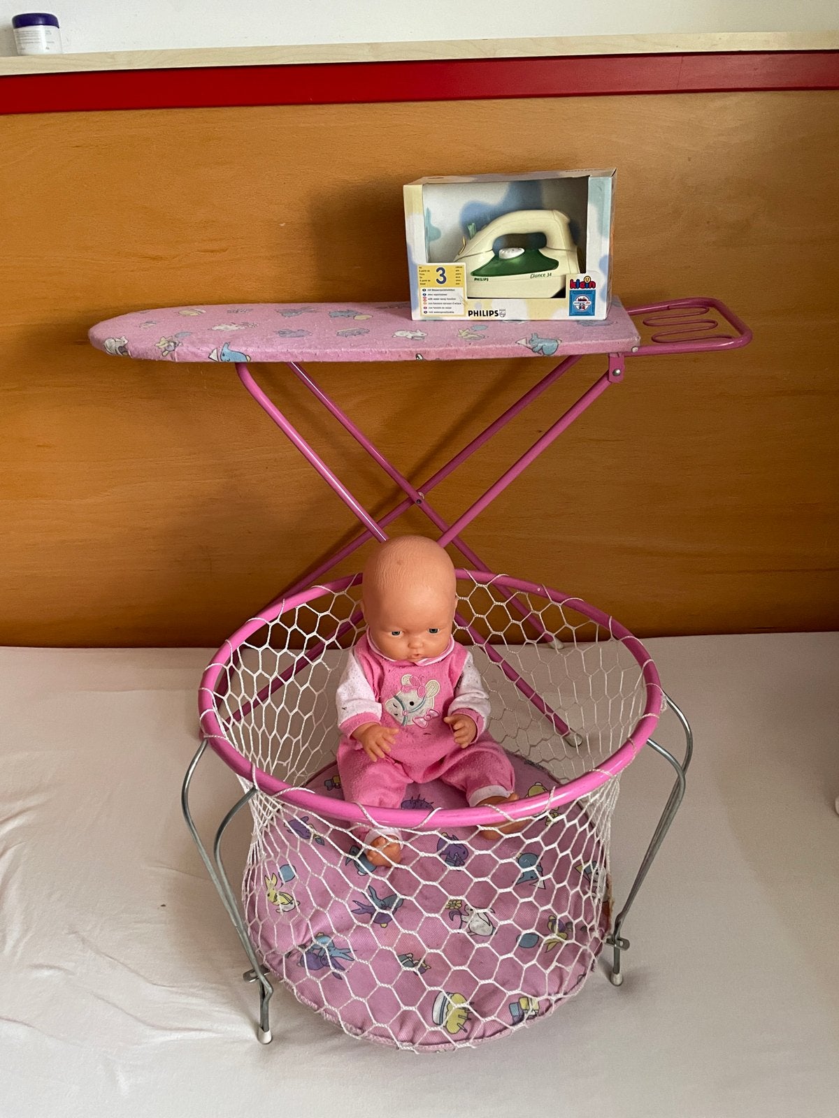 Babypop met strijkplank en box Speelset, Kinderen en Baby's, Ophalen of Verzenden, Gebruikt, Overige typen