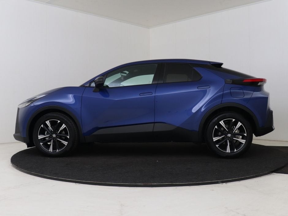 Toyota C-HR 1.8 Hybrid 140 Dynamic | NIEUW & SNEL LEVERBAAR, Auto's, Toyota, 12 maanden, Stof, 4 cilinders, Blauw