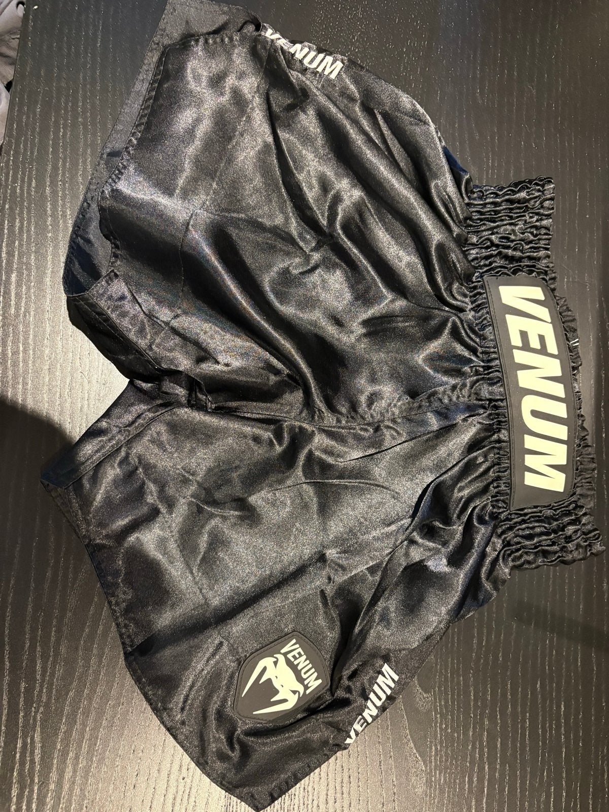 Venum Kickboksshort Classic Evo Muay Thai Zwart/Wit XL, Sport en Fitness, Vechtsporten en Zelfverdediging, Overige, Maat XL, Ophalen of Verzenden
