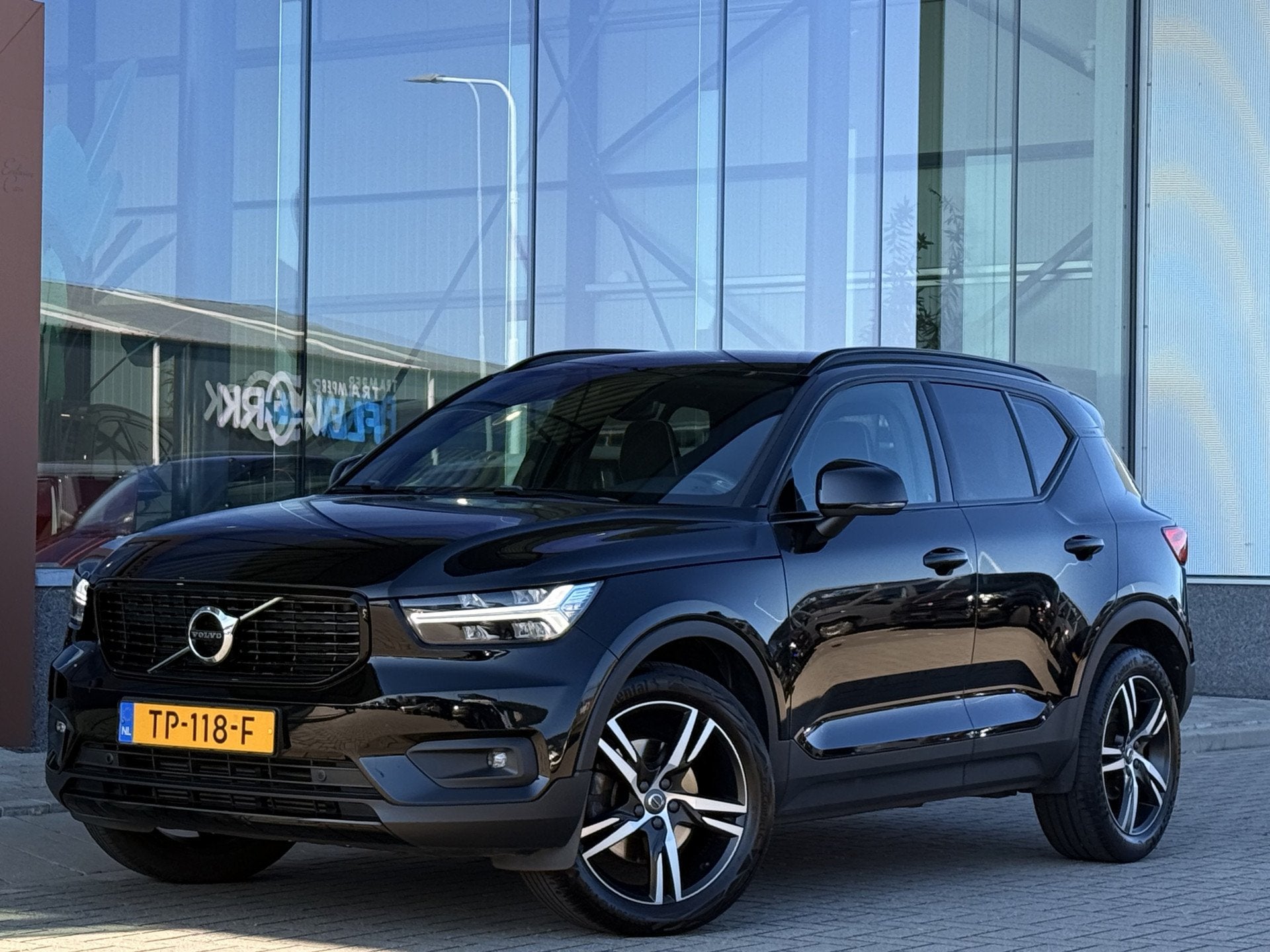 Volvo XC40 2.0 T4 R-Design 191 PK | ACC | Camera | NAVI, Auto's, 15 km/l, 1969 cc, Zwart, Origineel Nederlands