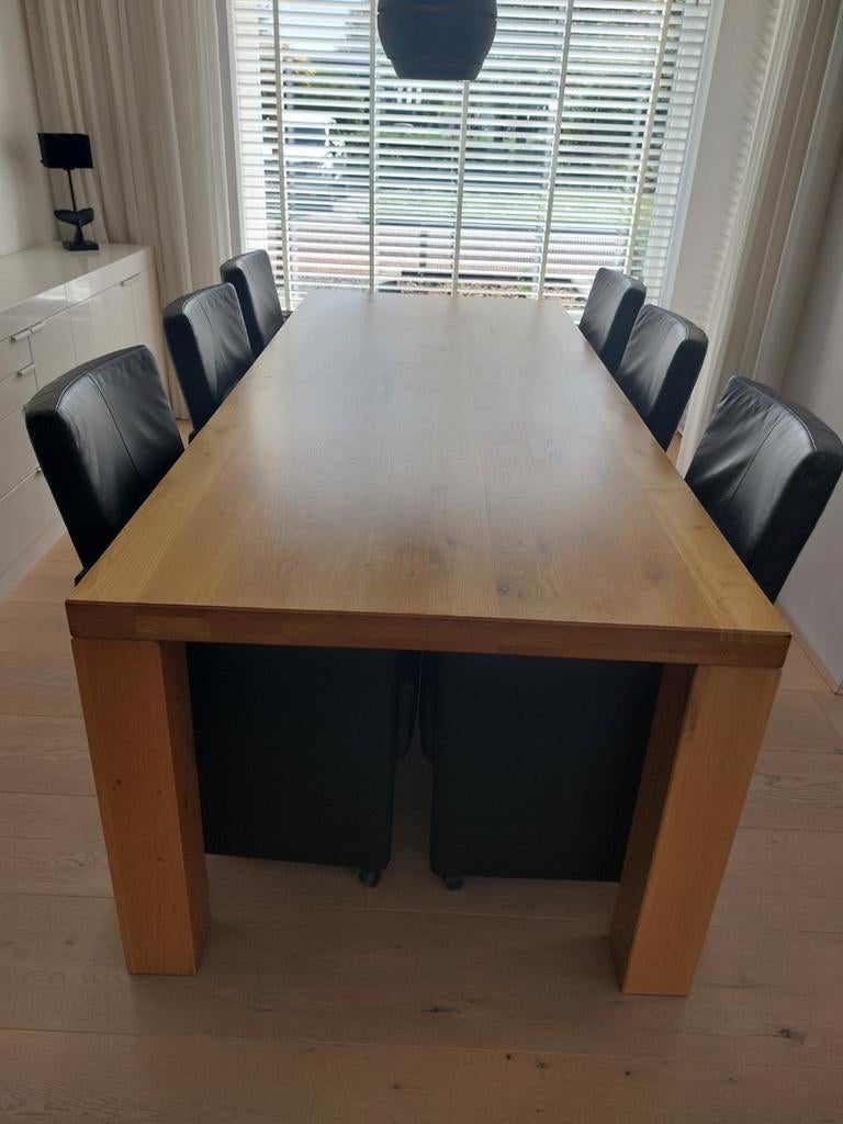 Licht eiken eettafel met 6 zwarte leren stoelen op wieltjes, Huis en Inrichting, Ophalen, Gebruikt, Eikenhout, 200 cm of meer