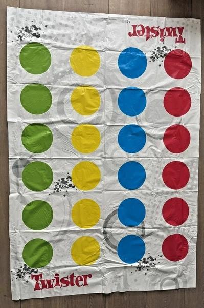 Hasbro Twister Gezelschapsspel Partyspel met 2 extra moves, Hobby en Vrije tijd, Gezelschapsspellen | Bordspellen, Coolsingel 104, 3011 AG Rotterdam, Netherlands