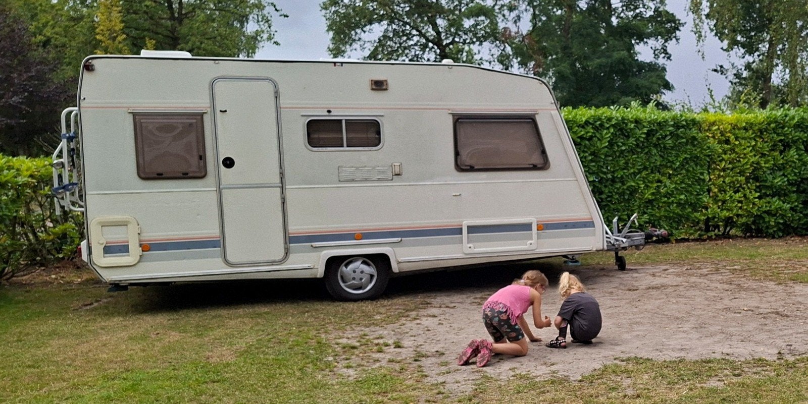 caravan met voortent/luifel en uitbouw