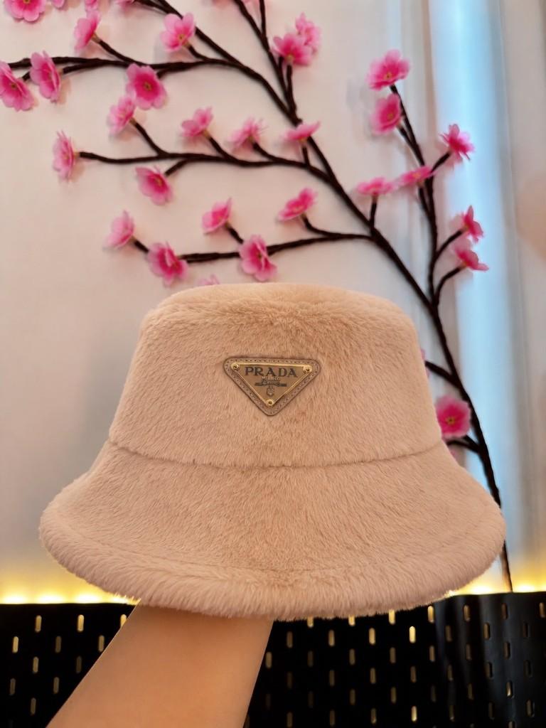 Prada Shearling Bucket Hat / Lammy Vissershoed 1 op 1, Kleding | Dames, Prada, Hoed, Nieuw, One size fits all
