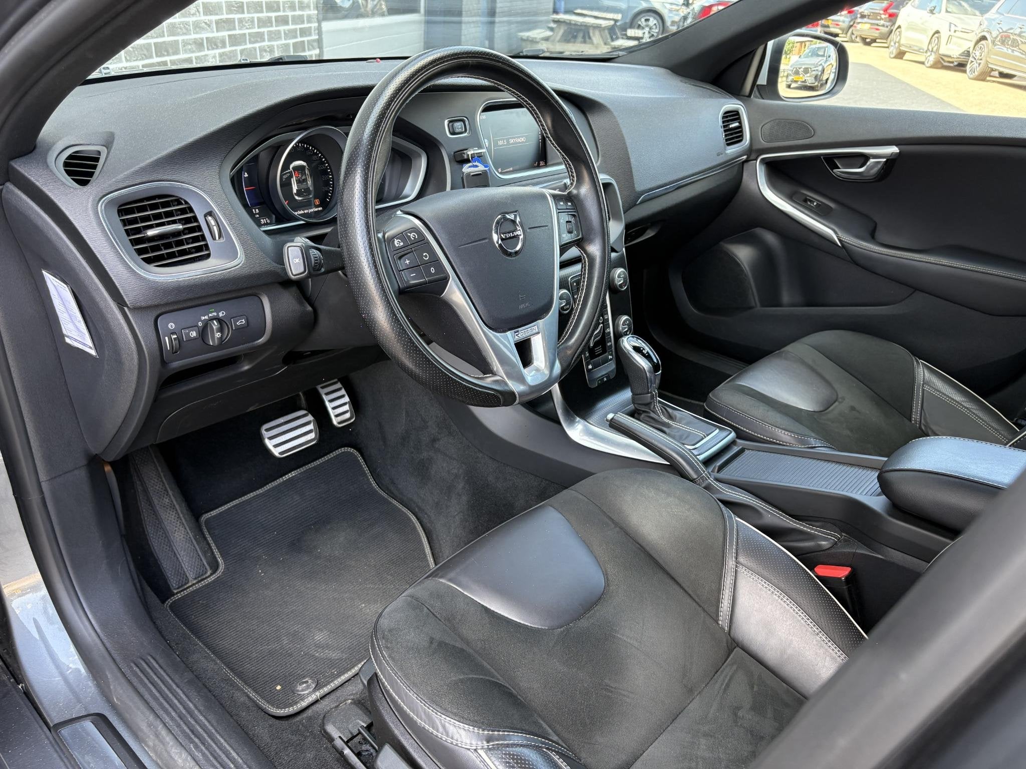 Volvo V40 1.5 T3 Polar+ Sport | R-Design | Trekhaak | Achter, 4 cilinders, Automatische klimaatregeling, Origineel Nederlands