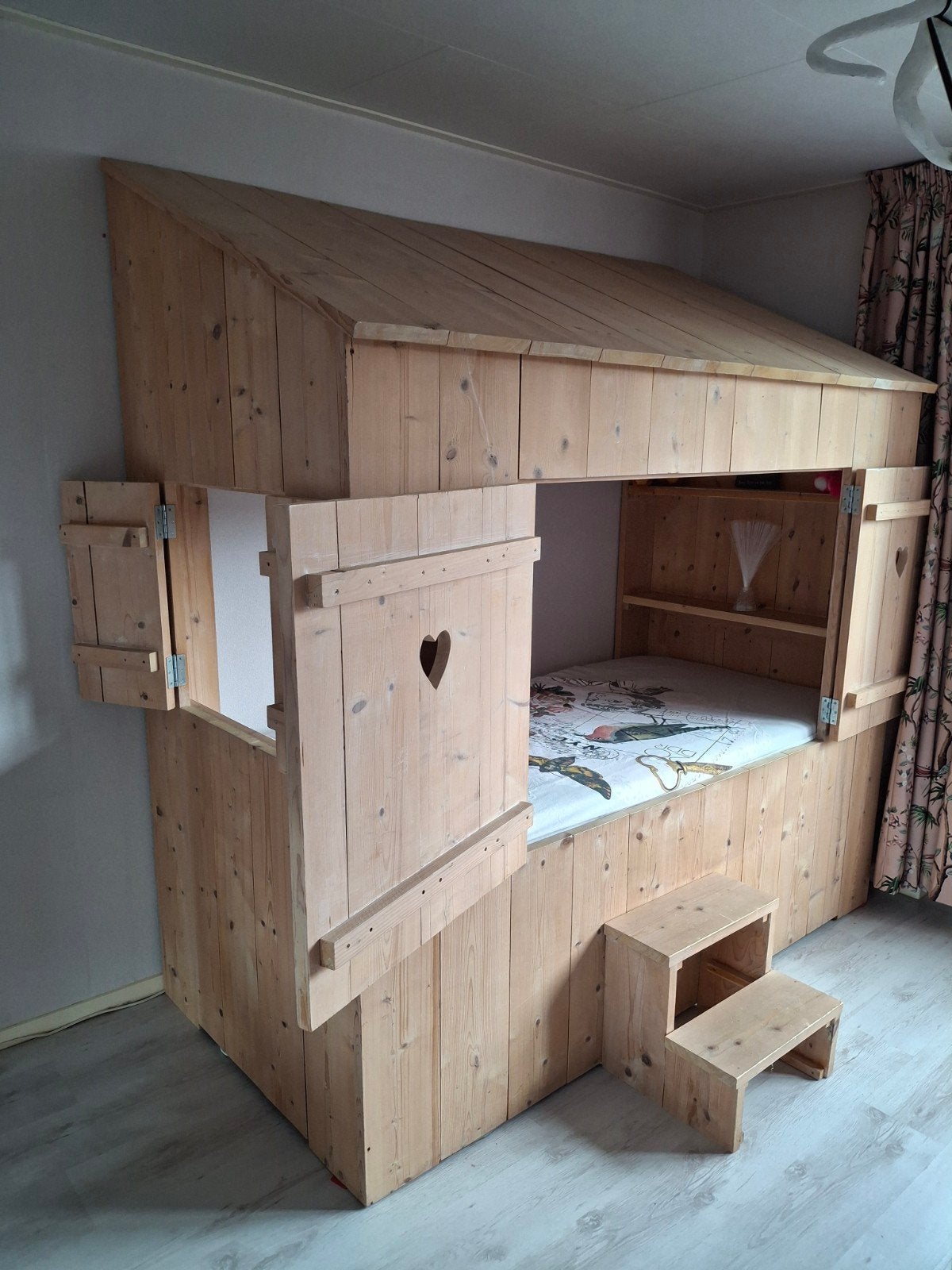 Uniek handgemaakt houten kinderbed (huisje), Ophalen, Zo goed als nieuw, 180 cm of meer, 85 tot 100 cm