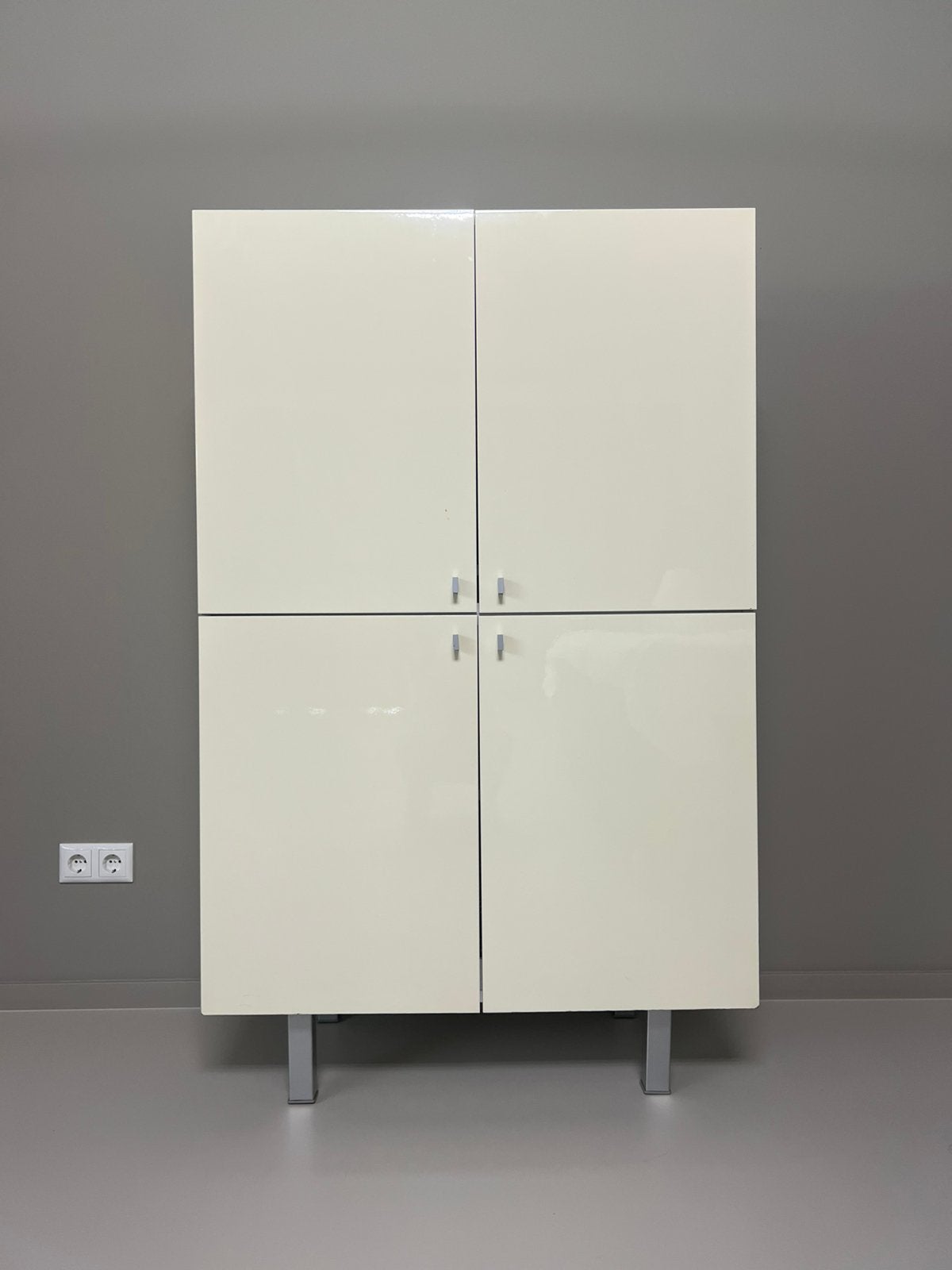 Hoogglans kast met 4 deuren, Ophalen, Gebruikt, 100 tot 150 cm, 50 tot 100 cm