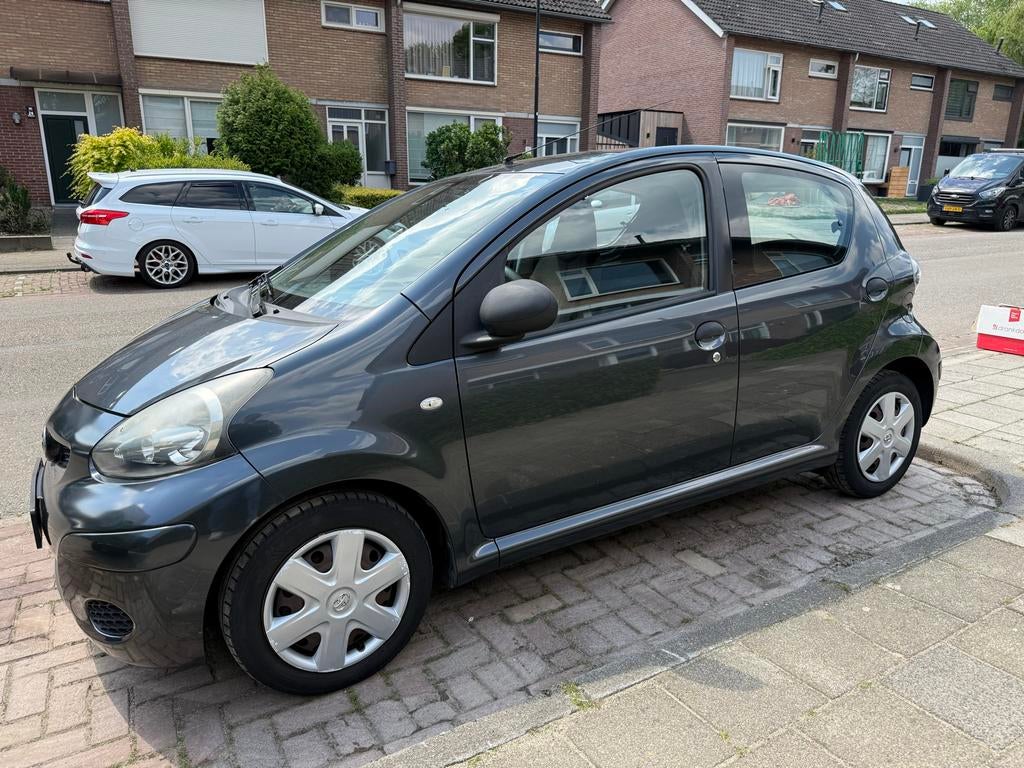 Toyota Aygo 1.0 12V Vvt-i 5DRS 2011 Grijs, Auto's, Toyota, Particulier, Aygo, Benzine, A, Hatchback, Handgeschakeld, Origineel Nederlands