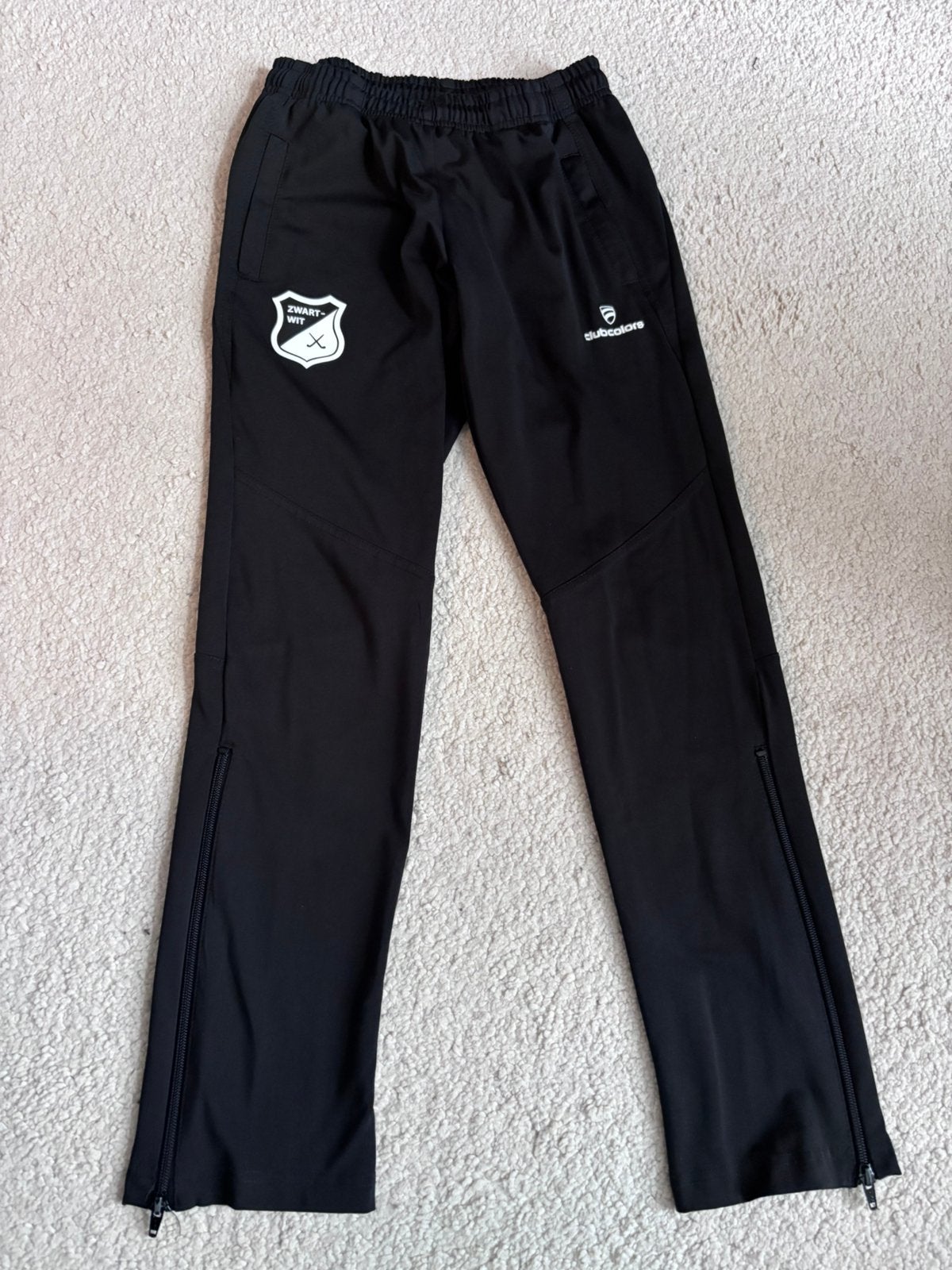 Trainingsbroek Clubcolors Zwart-Wit. Maat 152, Ophalen of Verzenden, Nieuw, Kleding