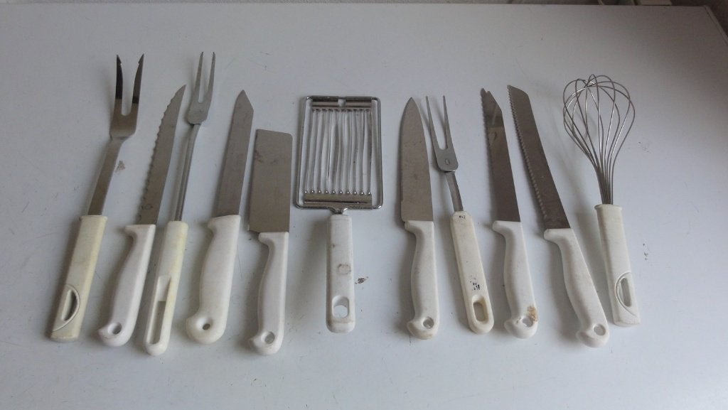 Keukenmessen, garde, vleesvorken, kaasschaaf etc wit, Ophalen of Verzenden, Zo goed als nieuw, Kunststof, Bestekset