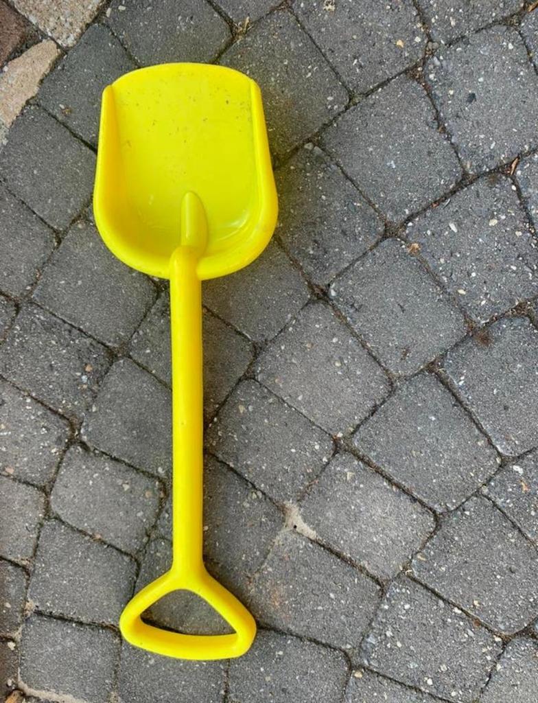 Gele plastic schep voor zandbak of strand, Ophalen, Zo goed als nieuw