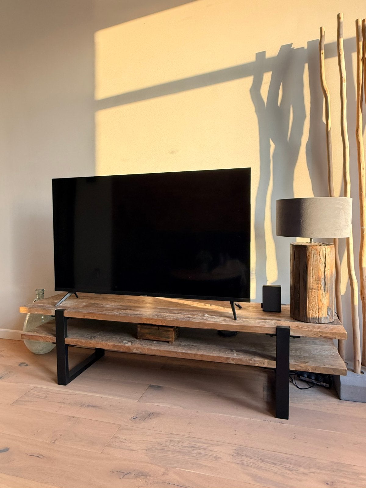 Stoer hardhouten TV-meubel  met zwarte ijzeren beugels, Ophalen, Zo goed als nieuw