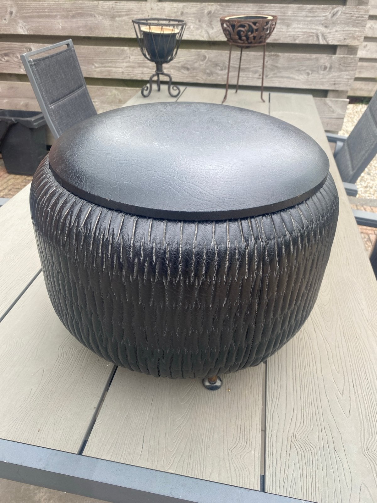 Zwarte vintage retro poef met opbergruimte, Huis en Inrichting, Banken | Voetenbanken en Poefen, Kunststof, Gebruikt, Rond, Minder dan 50 cm