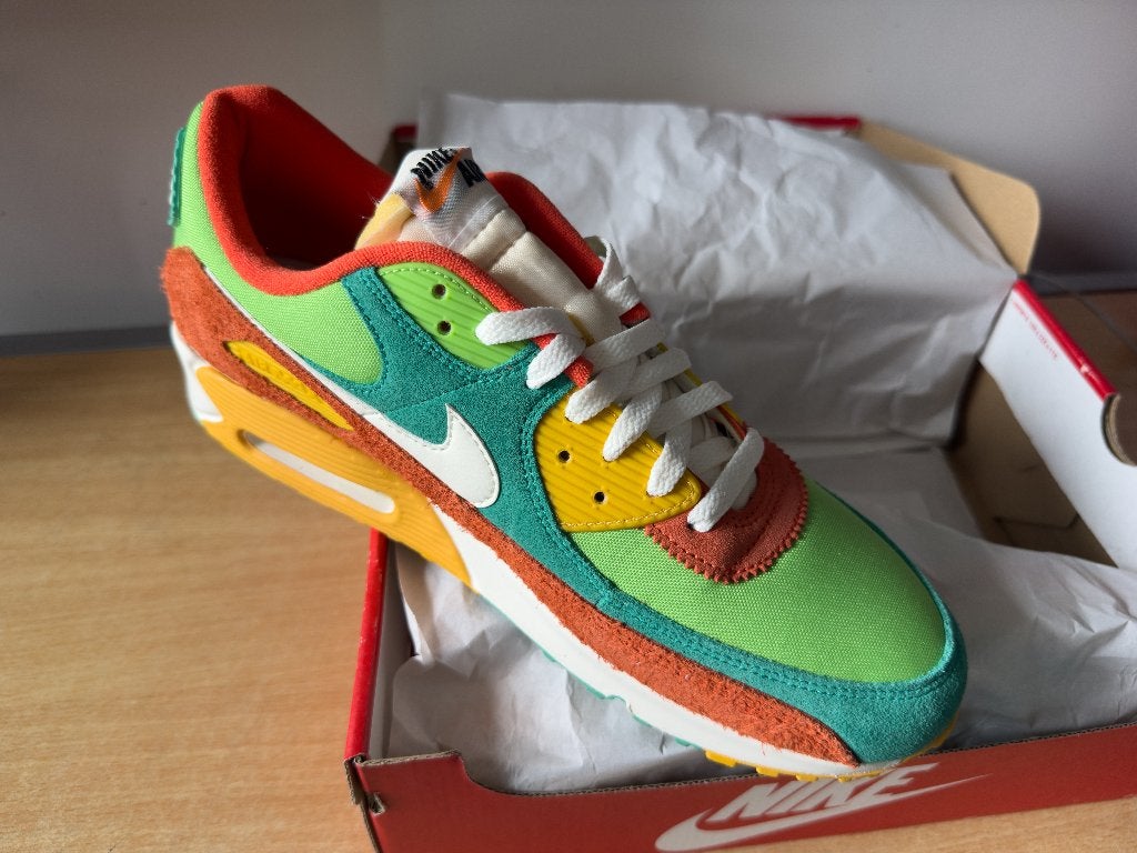 Nike Air Max 90 SE Running Club "Roma Green" - Maat 45.5, Kleding | Heren, Overige kleuren, Nike, Nieuw, Ophalen of Verzenden