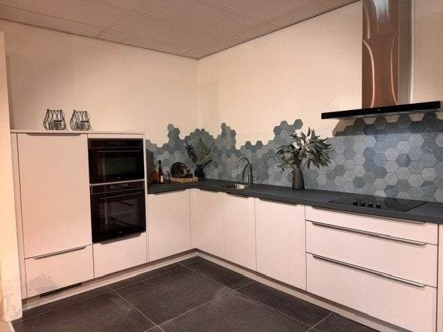 Witte showroom hoekkeuken met een fenix werkblad, Overige materialen, Wit, Hoekkeuken, Nieuw